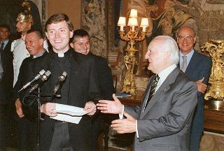 Il Presidente della Repubblica Oscar Luigi Scalfaro riceve in udienza una delegazione di ragazzi che hanno aderito all'inziativa CRES '94 (Campi ricreativi estivi) promossa dalla parrocchia S. Gregorio Magno di Roma