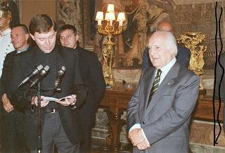 Il Presidente della Repubblica Oscar Luigi Scalfaro riceve in udienza una delegazione di ragazzi che hanno aderito all'inziativa CRES '94 (Campi ricreativi estivi) promossa dalla parrocchia S. Gregorio Magno di Roma