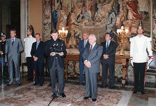 Il Presidente della Repubblica Oscar Luigi Scalfaro riceve in udienza una delegazione di ragazzi che hanno aderito all'inziativa CRES '94 (Campi ricreativi estivi) promossa dalla parrocchia S. Gregorio Magno di Roma