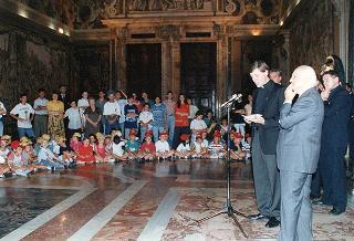 Il Presidente della Repubblica Oscar Luigi Scalfaro riceve in udienza una delegazione di ragazzi che hanno aderito all'inziativa CRES '94 (Campi ricreativi estivi) promossa dalla parrocchia S. Gregorio Magno di Roma