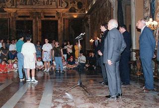 Il Presidente della Repubblica Oscar Luigi Scalfaro riceve in udienza una delegazione di ragazzi che hanno aderito all'inziativa CRES '94 (Campi ricreativi estivi) promossa dalla parrocchia S. Gregorio Magno di Roma
