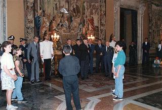 Il Presidente della Repubblica Oscar Luigi Scalfaro riceve in udienza una delegazione di ragazzi che hanno aderito all'inziativa CRES '94 (Campi ricreativi estivi) promossa dalla parrocchia S. Gregorio Magno di Roma