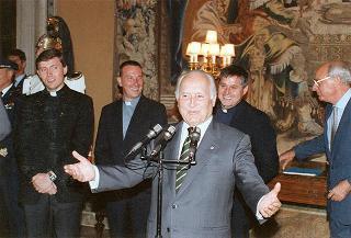 Il Presidente della Repubblica Oscar Luigi Scalfaro riceve in udienza una delegazione di ragazzi che hanno aderito all'inziativa CRES '94 (Campi ricreativi estivi) promossa dalla parrocchia S. Gregorio Magno di Roma