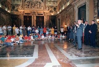 Il Presidente della Repubblica Oscar Luigi Scalfaro riceve in udienza una delegazione di ragazzi che hanno aderito all'inziativa CRES '94 (Campi ricreativi estivi) promossa dalla parrocchia S. Gregorio Magno di Roma