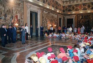 Il Presidente della Repubblica Oscar Luigi Scalfaro riceve in udienza una delegazione di ragazzi che hanno aderito all'inziativa CRES '94 (Campi ricreativi estivi) promossa dalla parrocchia S. Gregorio Magno di Roma