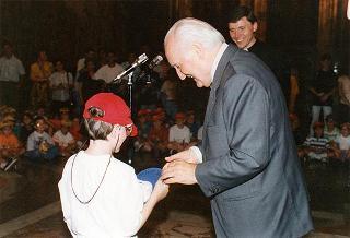 Il Presidente della Repubblica Oscar Luigi Scalfaro riceve in udienza una delegazione di ragazzi che hanno aderito all'inziativa CRES '94 (Campi ricreativi estivi) promossa dalla parrocchia S. Gregorio Magno di Roma