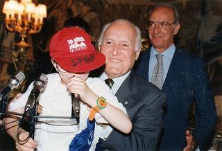 Il Presidente della Repubblica Oscar Luigi Scalfaro riceve in udienza una delegazione di ragazzi che hanno aderito all'inziativa CRES '94 (Campi ricreativi estivi) promossa dalla parrocchia S. Gregorio Magno di Roma