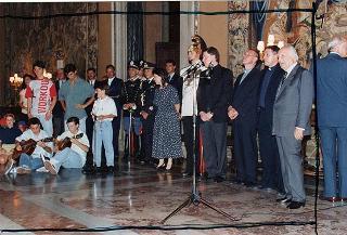 Il Presidente della Repubblica Oscar Luigi Scalfaro riceve in udienza una delegazione di ragazzi che hanno aderito all'inziativa CRES '94 (Campi ricreativi estivi) promossa dalla parrocchia S. Gregorio Magno di Roma