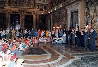 Il Presidente della Repubblica Oscar Luigi Scalfaro riceve in udienza una delegazione di ragazzi che hanno aderito all'inziativa CRES '94 (Campi ricreativi estivi) promossa dalla parrocchia S. Gregorio Magno di Roma
