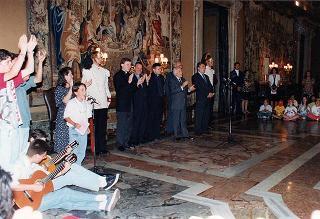 Il Presidente della Repubblica Oscar Luigi Scalfaro riceve in udienza una delegazione di ragazzi che hanno aderito all'inziativa CRES '94 (Campi ricreativi estivi) promossa dalla parrocchia S. Gregorio Magno di Roma