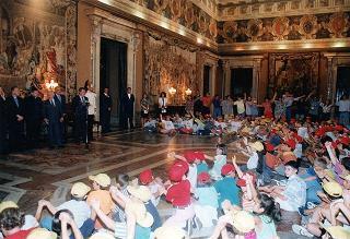 Il Presidente della Repubblica Oscar Luigi Scalfaro riceve in udienza una delegazione di ragazzi che hanno aderito all'inziativa CRES '94 (Campi ricreativi estivi) promossa dalla parrocchia S. Gregorio Magno di Roma