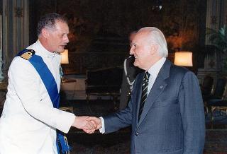 Il Presidente della Repubblica Oscar Luigi Scalfaro riceve in visita di congedo il Comandante Dino Campisi
