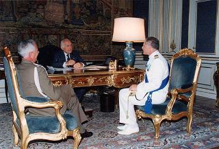 Il Presidente della Repubblica Oscar Luigi Scalfaro riceve in visita di congedo il Comandante Dino Campisi
