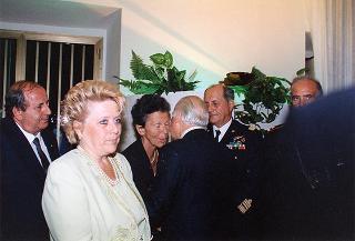 Il Presidente della Repubblica Oscar Luigi Scalfaro partecipa alla cerimonia del rientro delle salme dall'Algeria. Napoli, Capodichino