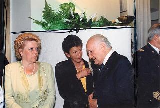 Il Presidente della Repubblica Oscar Luigi Scalfaro partecipa alla cerimonia del rientro delle salme dall'Algeria. Napoli, Capodichino