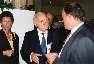 Il Presidente della Repubblica Oscar Luigi Scalfaro partecipa alla cerimonia del rientro delle salme dall'Algeria. Napoli, Capodichino