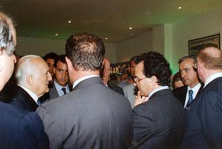 Il Presidente della Repubblica Oscar Luigi Scalfaro partecipa alla cerimonia del rientro delle salme dall'Algeria. Napoli, Capodichino
