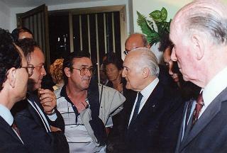 Il Presidente della Repubblica Oscar Luigi Scalfaro partecipa alla cerimonia del rientro delle salme dall'Algeria. Napoli, Capodichino