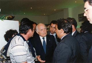 Il Presidente della Repubblica Oscar Luigi Scalfaro partecipa alla cerimonia del rientro delle salme dall'Algeria. Napoli, Capodichino