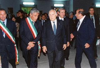 Il Presidente della Repubblica Oscar Luigi Scalfaro partecipa alla cerimonia del rientro delle salme dall'Algeria. Napoli, Capodichino