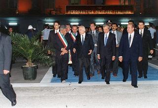 Il Presidente della Repubblica Oscar Luigi Scalfaro partecipa alla cerimonia del rientro delle salme dall'Algeria. Napoli, Capodichino
