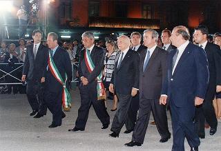 Il Presidente della Repubblica Oscar Luigi Scalfaro partecipa alla cerimonia del rientro delle salme dall'Algeria. Napoli, Capodichino