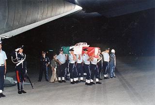 Il Presidente della Repubblica Oscar Luigi Scalfaro partecipa alla cerimonia del rientro delle salme dall'Algeria. Napoli, Capodichino