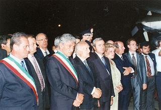 Il Presidente della Repubblica Oscar Luigi Scalfaro partecipa alla cerimonia del rientro delle salme dall'Algeria. Napoli, Capodichino
