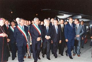 Il Presidente della Repubblica Oscar Luigi Scalfaro partecipa alla cerimonia del rientro delle salme dall'Algeria. Napoli, Capodichino