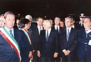 Il Presidente della Repubblica Oscar Luigi Scalfaro partecipa alla cerimonia del rientro delle salme dall'Algeria. Napoli, Capodichino