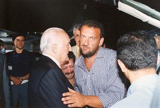 Il Presidente della Repubblica Oscar Luigi Scalfaro partecipa alla cerimonia del rientro delle salme dall'Algeria. Napoli, Capodichino