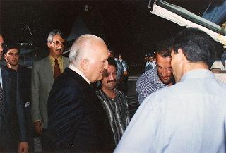 Il Presidente della Repubblica Oscar Luigi Scalfaro partecipa alla cerimonia del rientro delle salme dall'Algeria. Napoli, Capodichino