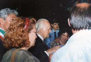 Il Presidente della Repubblica Oscar Luigi Scalfaro partecipa alla cerimonia del rientro delle salme dall'Algeria. Napoli, Capodichino