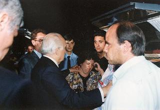Il Presidente della Repubblica Oscar Luigi Scalfaro partecipa alla cerimonia del rientro delle salme dall'Algeria. Napoli, Capodichino