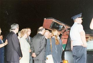 Il Presidente della Repubblica Oscar Luigi Scalfaro partecipa alla cerimonia del rientro delle salme dall'Algeria. Napoli, Capodichino