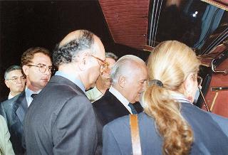Il Presidente della Repubblica Oscar Luigi Scalfaro partecipa alla cerimonia del rientro delle salme dall'Algeria. Napoli, Capodichino