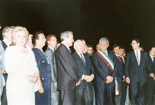 Il Presidente della Repubblica Oscar Luigi Scalfaro partecipa alla cerimonia del rientro delle salme dall'Algeria. Napoli, Capodichino