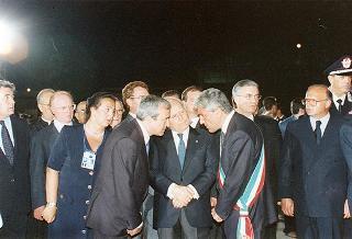 Il Presidente della Repubblica Oscar Luigi Scalfaro partecipa alla cerimonia del rientro delle salme dall'Algeria. Napoli, Capodichino