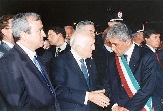 Il Presidente della Repubblica Oscar Luigi Scalfaro partecipa alla cerimonia del rientro delle salme dall'Algeria. Napoli, Capodichino
