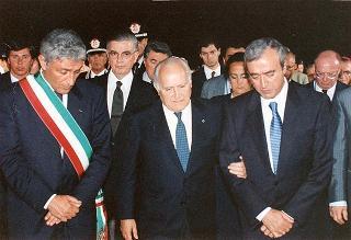 Il Presidente della Repubblica Oscar Luigi Scalfaro partecipa alla cerimonia del rientro delle salme dall'Algeria. Napoli, Capodichino