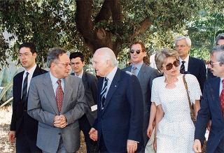 Il Presidente della Repubblica Oscar Luigi Scalfaro visita l'Istituto penale minorenni "Nisida". Bagnoli (Napoli)