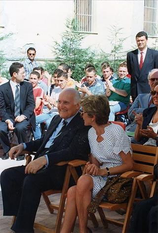 Il Presidente della Repubblica Oscar Luigi Scalfaro visita l'Istituto penale minorenni "Nisida". Bagnoli (Napoli)