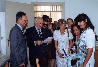 Il Presidente della Repubblica Oscar Luigi Scalfaro visita l'Istituto penale minorenni "Nisida". Bagnoli (Napoli)