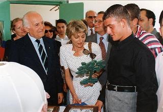 Il Presidente della Repubblica Oscar Luigi Scalfaro visita l'Istituto penale minorenni "Nisida". Bagnoli (Napoli)