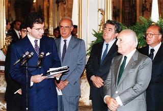 Il Presidente della Repubblica Oscar Luigi Scalfaro riceve in visita di omaggio l'ing. Stefano Magnaldi con i partecipanti al Convegno del Regnum Christi "Apostoli per la nuova evangelizzazione"