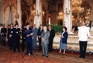 Il Presidente della Repubblica Oscar Luigi Scalfaro riceve in visita di omaggio l'ing. Stefano Magnaldi con i partecipanti al Convegno del Regnum Christi "Apostoli per la nuova evangelizzazione"