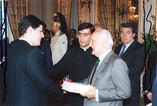 Il Presidente della Repubblica Oscar Luigi Scalfaro riceve in visita di omaggio l'ing. Stefano Magnaldi con i partecipanti al Convegno del Regnum Christi "Apostoli per la nuova evangelizzazione"