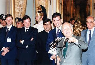 Il Presidente della Repubblica Oscar Luigi Scalfaro riceve in visita di omaggio l'ing. Stefano Magnaldi con i partecipanti al Convegno del Regnum Christi "Apostoli per la nuova evangelizzazione"