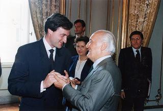 Il Presidente della Repubblica Oscar Luigi Scalfaro riceve in visita di omaggio l'ing. Stefano Magnaldi con i partecipanti al Convegno del Regnum Christi "Apostoli per la nuova evangelizzazione"