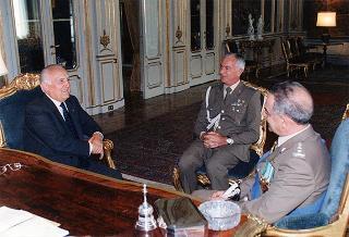 Il Presidente della Repubblica Oscar Luigi Scalfaro riceve in visita di congedo il Generale di Corpo d'Armata Vittorio Stanca, comandante della Regione Militare Centrale